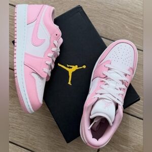 AIR JORDAN 1 LOW PERAL PINK-WHITE_PINK WOMEN US SIZE 8.5 BRAND NEW IN BOX
